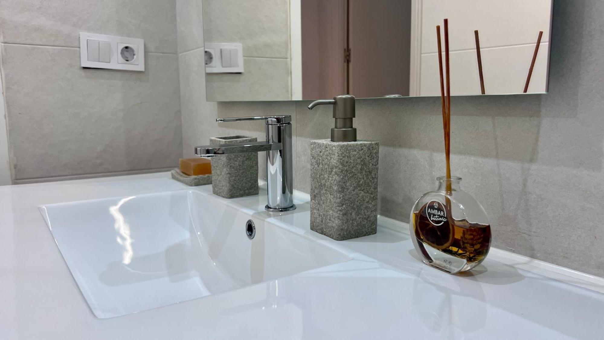 Cool, Modern And Snug 3Br Apartment Peachy Stays Μάλαγα Εξωτερικό φωτογραφία